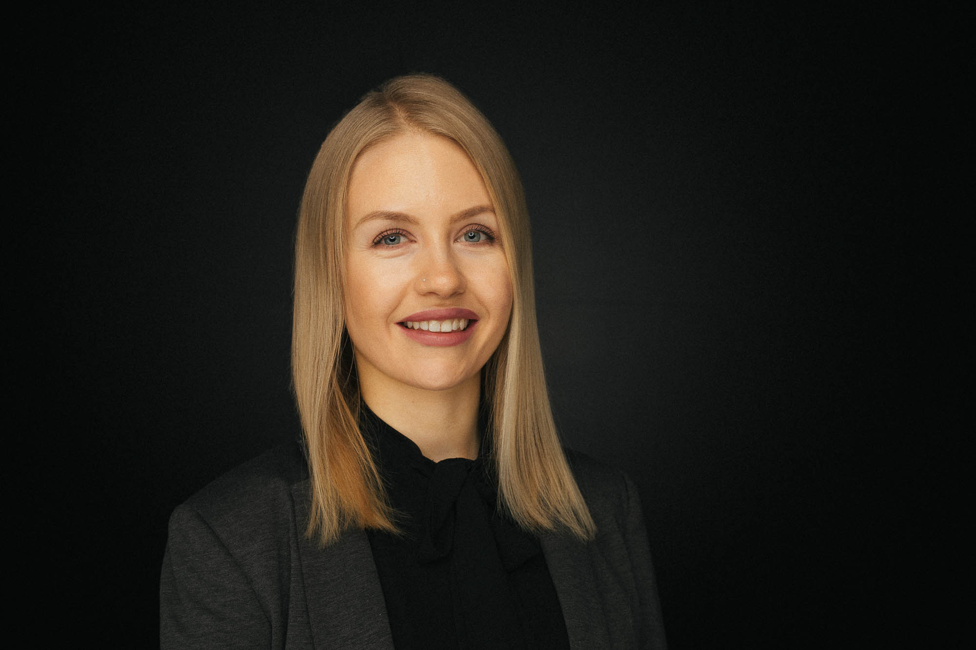 Export x3 Headshot  06195 Dez 01 2019 Bearbeitet 2 Headshots 2019  Miro Nicole Nadine